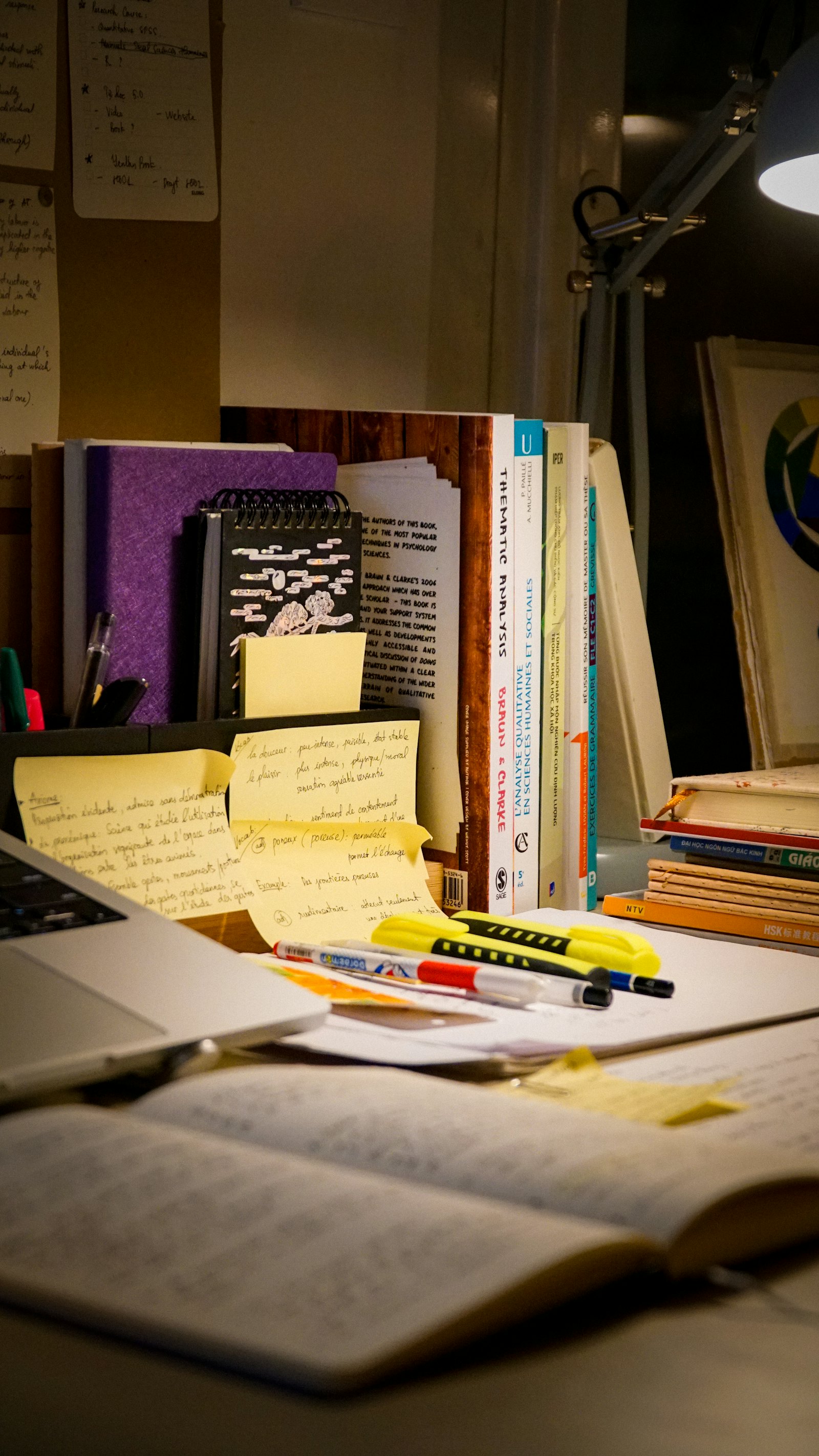 Photo : salle de cours, atelier, table de travail